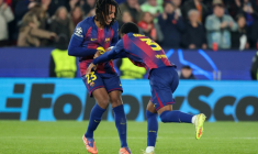 Le défenseur français du Barça Jules Koundé (à gauche) lors du match de ligue des champions contre Francfort, le 9 décembre 2025 ( AFP / Lluis GENE )