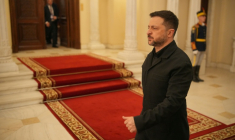 Le président ukrainien Volodymyr Zelensky arrive au sommet des Neuf de Bucarest (B9) et des pays nordiques au palais Cotroceni à Bucarest, en Roumanie, le 13 mai 2026 ( AFP / Mihai Barbu )