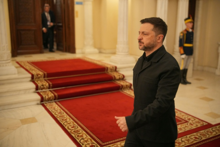 Le président ukrainien Volodymyr Zelensky arrive au sommet des Neuf de Bucarest (B9) et des pays nordiques au palais Cotroceni à Bucarest, en Roumanie, le 13 mai 2026 ( AFP / Mihai Barbu )