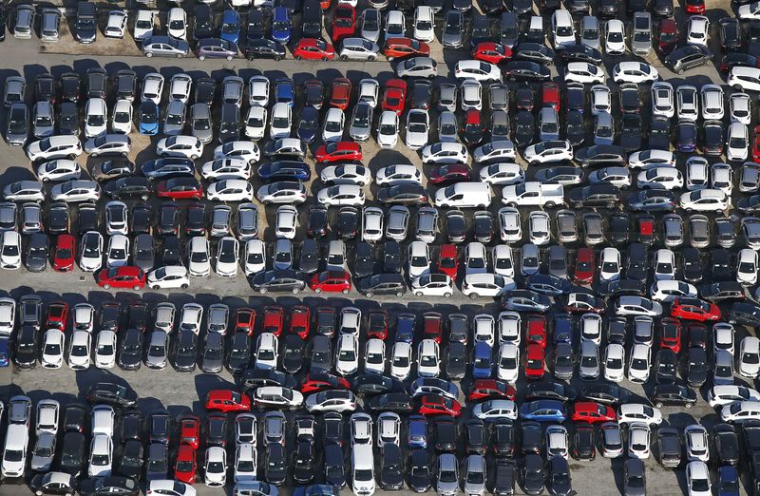 Des voitures garées dans un parc de stockage de nouvelles automobiles Opel, Ford et Toyota à Nice