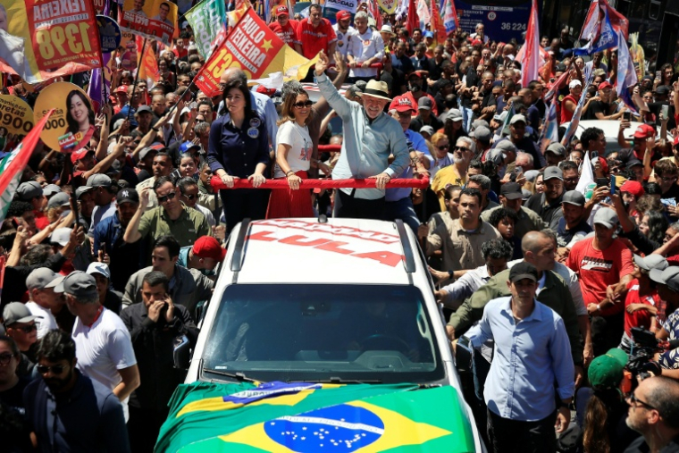 Le président brésilien Luiz Inacio Lula da Silva, candidat à sa réélection, aux côtés de son épouse Rosângela da Silva, durant un meeting à Sao Paulo, au Brésil, le 26 septembre 2026 ( AFP / Miguel SCHINCARIOL )