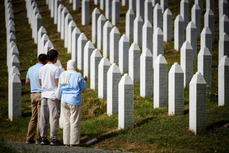 Des personnes se recueillent au cimetière mémorial du village de Potočari, le 28 août 2026, après le décès de l'ancien chef militaire des Serbes de Bosnie, Ratko Mladić, près de Srebrenica, dans l'est de la Bosnie ( AFP / Nidal Saljic )