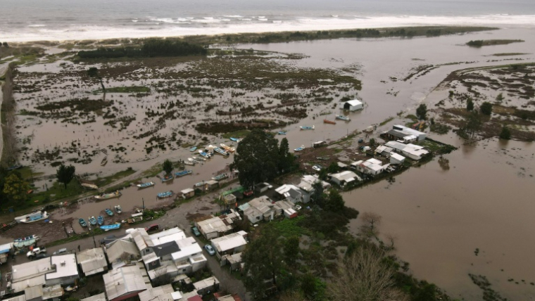 Inondations dans la ville côtière d'Arauco, dans la région de Biobio au Chili, le 16 juillet 2026 ( AFP / GUILLERMO SALGADO )
