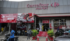 Une vue montre la façade de la chaîne de supermarchés française Carrefour, à Douala, Cameroun