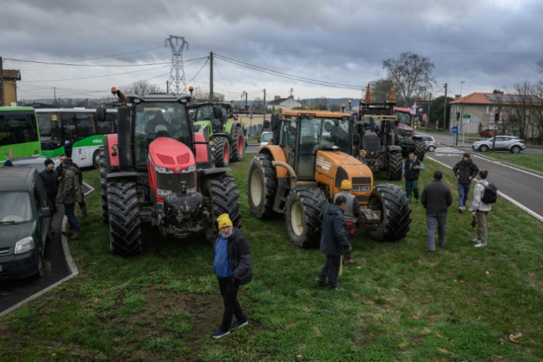 Tracteurs stationnés sur un rond-point près de Toulouse, le 14 janvier 2026 ( AFP / Ed JONES )