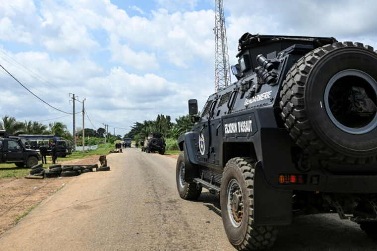 Un véhicule de la gendarmerie dans le village de Lopou, près de Dabou, lors de la présidentielle ivoirienne le 25 octobre 2025 ( AFP / Issouf SANOGO )