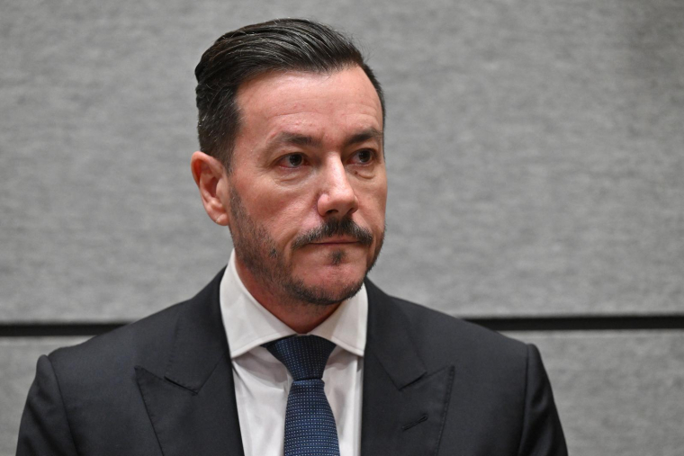 René Benko photographié dans la salle d'audience lors de son procès, le 15 octobre 2025 au tribunal régional d'Innsbruck (Autriche). ( AFP / KERSTIN JOENSSON )