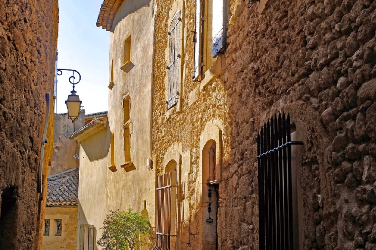Trouver refuge dans une oasis de verdure en Provence (Crédit photo: Djedj - Pixabay)