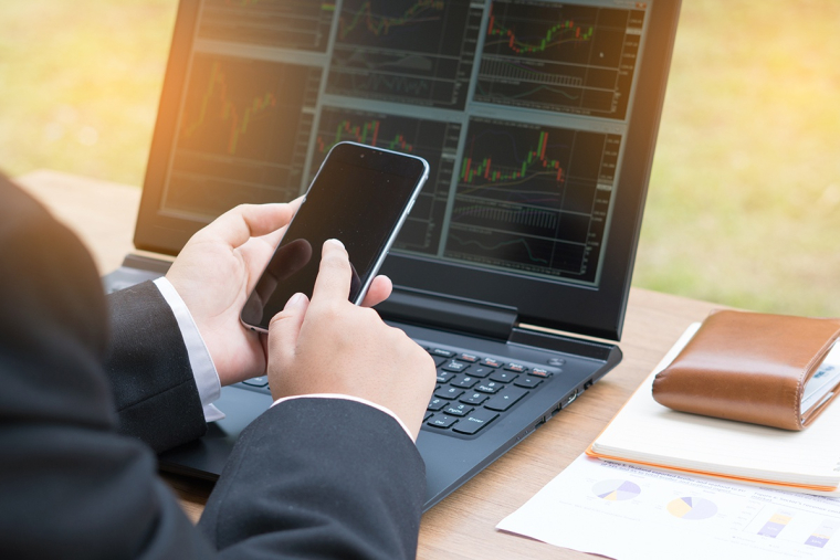 Le copy-trading consiste à copier automatiquement l'activité d'un ou plusieurs traders. L'AMF met en garde les investisseurs qui pensent avoir découvert la martingale avec cette méthode d'investissement.