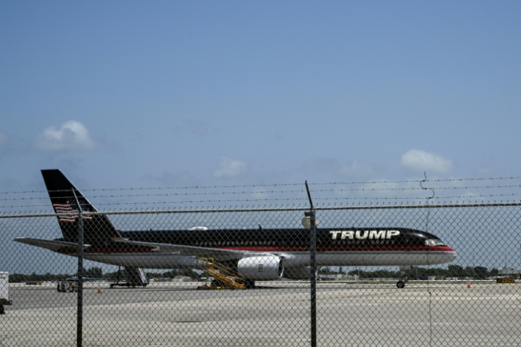 L'avion "Trump Force One" sur le tarmac de l'aéroport international Donald J. Trump de West Palm Beach, en Floride, le 9 juillet 2026 ( AFP / CHANDAN KHANNA )