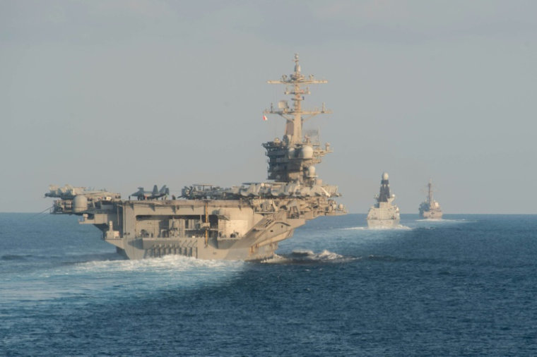 Le porte-avions américain Abraham Lincoln dans le détroit d'Ormuz, le 19 novembre 2019. Photo distribuée par la marine américaine ( US NAVY / Zachary PEARSON )