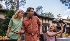 (Crédits photo : Adobe Stock - Des parents préparent un barbecue dans le jardin aux côtés de leur fillette tenant une tablette numérique)