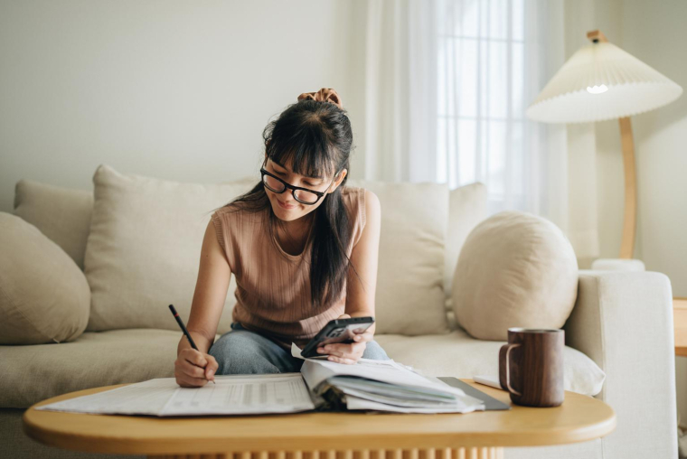 Aide à domicile, garde d’enfants, travaux, dons… ces dépenses du quotidien peuvent ouvrir droit à des crédits ou réductions d’impôt. ( crédit photo : Getty Images )