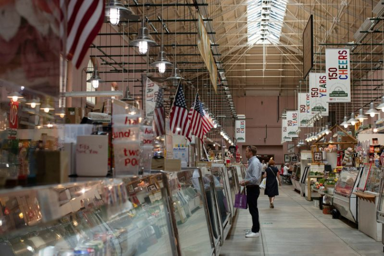 Des personnes font leurs courses à l'Eastern Market à Washington
