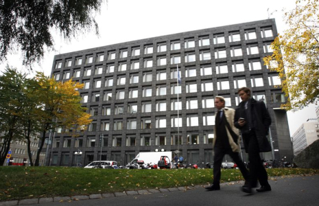 Des piétons passent devant le siège de la Banque de Suède à Stockholm