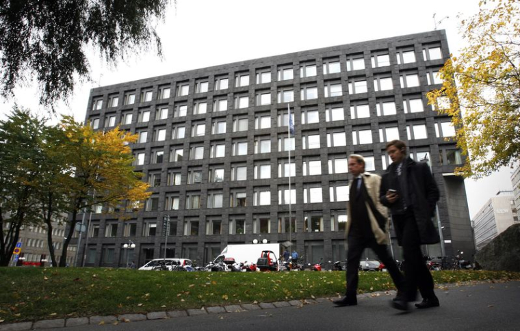 Des piétons passent devant le siège de la Banque de Suède à Stockholm