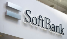 Le géant japonais des investissements dans les technologies SoftBank va investir une somme record de 75 milliards d'euros en France ( AFP / Andrew CABALLERO-REYNOLDS )