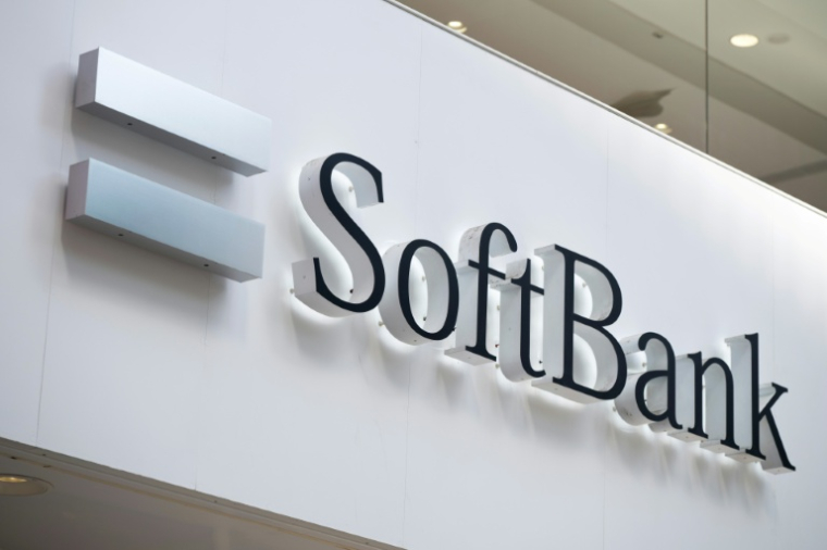 Le géant japonais des investissements dans les technologies SoftBank va investir une somme record de 75 milliards d'euros en France ( AFP / Andrew CABALLERO-REYNOLDS )