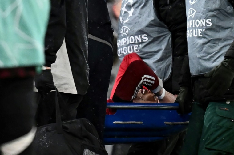 L'attaquant français de Liverpool Hugo Ekitiké, blessé à une cheville et évacué sur une civière, face au PSG, le 14 avril 2026 à Anfield ( AFP / Paul ELLIS )