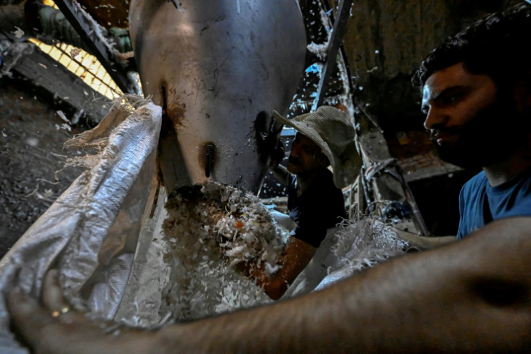 Un ouvrier égyptien Egyptian workers prépare du plastique en vue de son recyclage dans une usine de la "ville des déchets, dans le quartier  de Manshiyet Nasser, au Caire, le 6 juillet 2026. ( AFP / Khaled DESOUKI )
