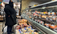 Un client dans un supermarché avant la Thanksgiving à Chicago