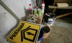 Des objets entreposés à l'intérieur d'un abri antibombes à Vilnius, le 21 août 2025 ( AFP / Petras Malukas )