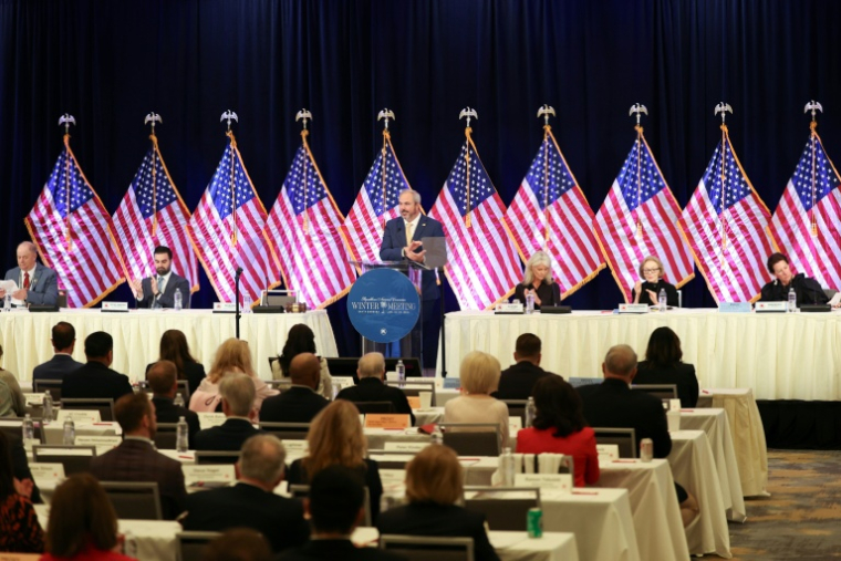 Le chef du Comité national républicain Joe Gruters, à la tribune lors d'une réunion du parti à Santa Barbara, en Californie, le 23 janvier 2026 ( AFP / Patrick T. Fallon )