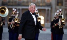 Le président du Sénat Gérard Larcher arrive pour assister à un dîner d'État en l'honneur du roi Charles et de la reine Camilla au château de Versailles