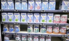 Des boîtes de lait infantile dans un supermarché près de Marseille, le 3 novembre 2022 ( AFP / Christophe SIMON )