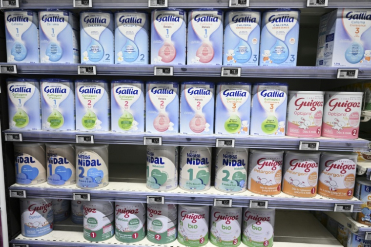 Des boîtes de lait infantile dans un supermarché près de Marseille, le 3 novembre 2022 ( AFP / Christophe SIMON )