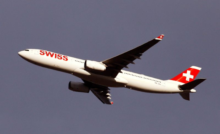 Un avion Airbus A330-300 de Swiss International Air Lines décolle de l'aéroport de Zurich