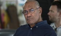 Alcide Ponga, Président du gouvernement de la Nouvelle-Calédonie, lors de la visite du ministre des Outre-mer, Manuel Valls, dans la tribu de Ouate à Pouembout (Nouvelle-Calédonie), le 1er mai 2025. ( AFP / DELPHINE MAYEUR )