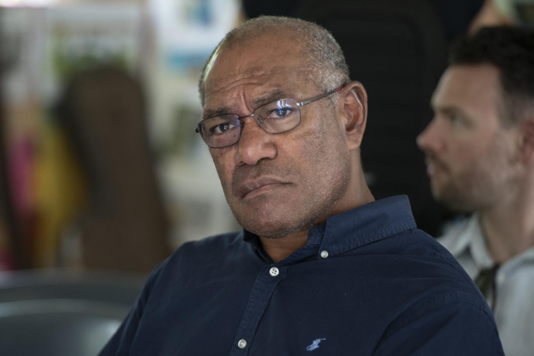 Alcide Ponga, Président du gouvernement de la Nouvelle-Calédonie, lors de la visite du ministre des Outre-mer, Manuel Valls, dans la tribu de Ouate à Pouembout (Nouvelle-Calédonie), le 1er mai 2025. ( AFP / DELPHINE MAYEUR )