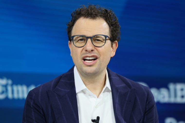 Le cofondateur d'Anthropic Dario Amodei, ici le 3 décembre 2025 à New York, a prédit récemment que près de la moitié des emplois de cols blancs pourraient disparaître dans les cinq prochaines années. ( GETTY IMAGES NORTH AMERICA / Michael M. Santiago )