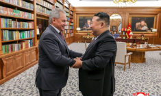 Photo de l'agence nord-coréenne KCNA de la rencontre entre Kim Jong Un et le secrétaire du Conseil de sécurité russe Sergueï Choïgou à Pyongyang le 4 juin 2025  ( KCNA VIA KNS / STR )