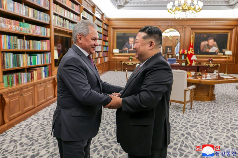 Photo prise le 4 juin 2025 et diffusée par l'agence de presse officielle nord-coréenne KCNA via KNS le 5 juin 2025, montrant le dirigeant nord-coréen Kim Jong Un (d) et le secrétaire du Conseil de sécurité russe Sergueï Choïgou, lors d'une rencontre à Pyongyang ( KCNA VIA KNS / STR )