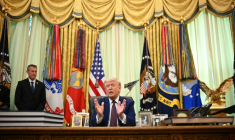 Le président américain Donald Trump parle à la presse dans le Bureau ovale de la Maison Blanche, à Washington, le 3 juin 2026 ( AFP / Mandel NGAN )