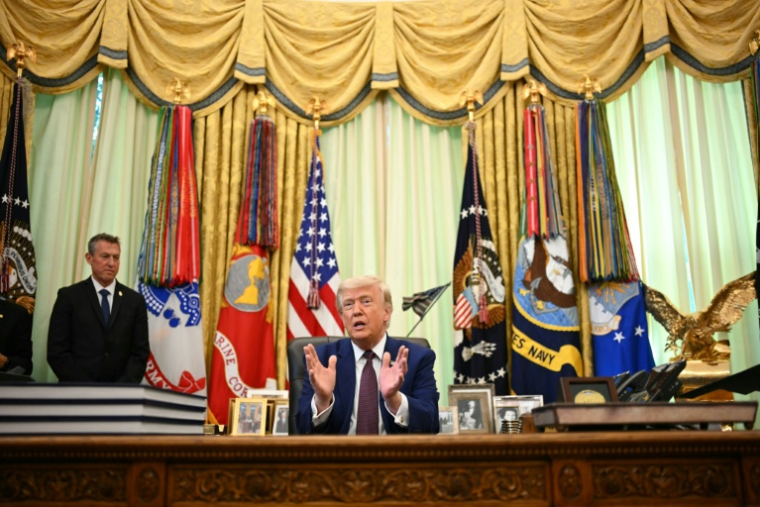Le président américain Donald Trump parle à la presse dans le Bureau ovale de la Maison Blanche, à Washington, le 3 juin 2026 ( AFP / Mandel NGAN )
