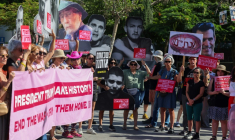 Des Israéliens brandissent des pancartes et des portraits d'otages retenus dans la bande de Gaza, lors d'un rassemblement à Tel-Aviv marquant le deuxième anniversaire de l'attaque du Hamas, le 7 octobre 2025 ( AFP / Ahmad GHARABLI )