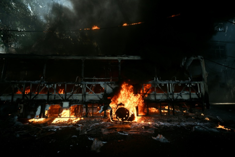 Un bus incendié vraisemblablement par des trafiquants de drogue, lors d'une opération de police à Rio de Janeiro, le 18 mars 2026 au Brésil ( AFP / Mauro PIMENTEL )