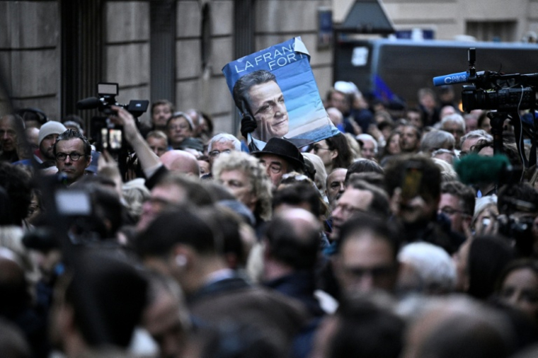 Des partisans de l'ancien président Nicolas Sarkozy rassemblés devant sa résidence avant son départ pour la prison de La Santé, le 21 octobre 2025 à Paris ( AFP / JULIEN DE ROSA )