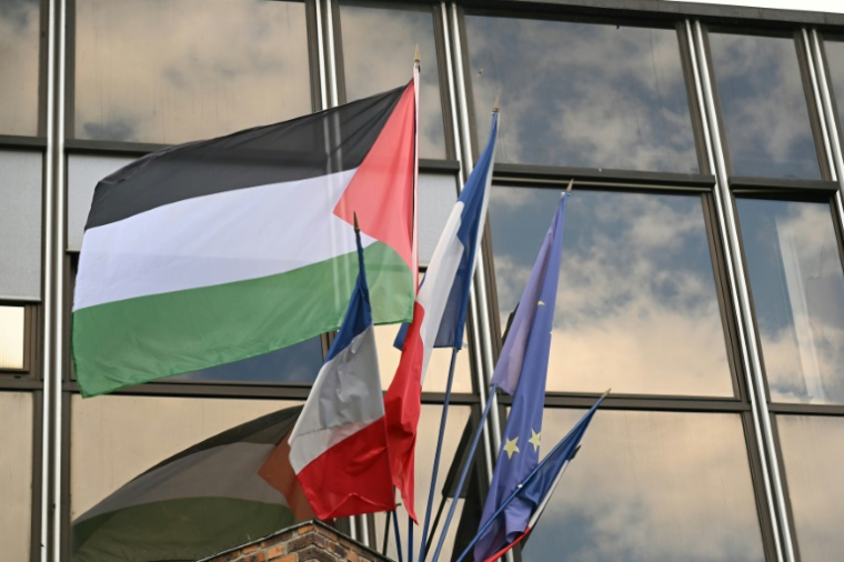 Le drapeau palestinien sur la mairie de Malakoff, dans les Hauts-de-Seine, le 21 septembre 2025 ( AFP / Bertrand GUAY )