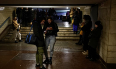 Des personnes près d'une station de métro après que des infrastructures civiles essentielles aient été touchées par des attaques de missiles russes, à Kiev