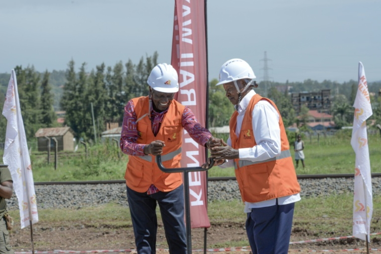 Les présidents kényan William Ruto (G) et ougandais Yoweri Museveni (D) inaugurent l'extension d'une ligne ferroviaire construite par la Chine, à Kisumu, dans l'ouest du Kenya, le 21 mars 2026 ( Digital / Brian ONGORO )