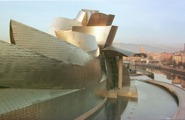 Le musée Guggenheim réalisé par l'architecte américano-canadien Frank Gehry à Bilbao, le 15 octobre  1997 en Espagne ( AFP / DOMINIQUE FAGET )