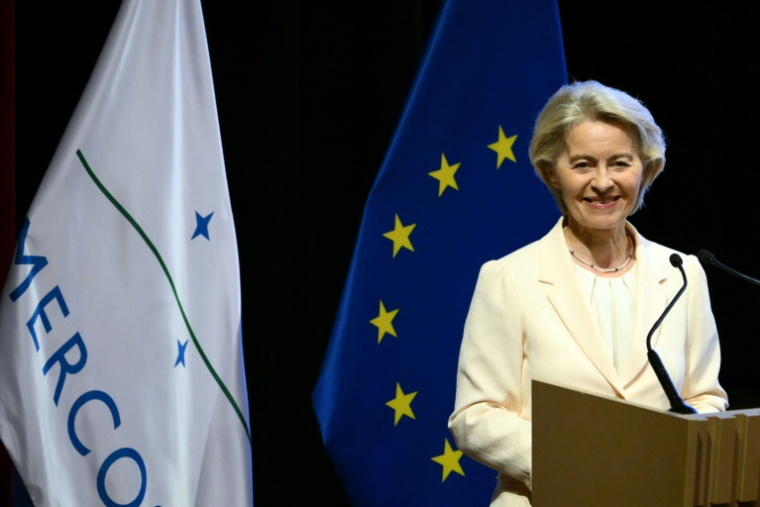 La présidente de la Commission européenne, Ursula von der Leyen, prononce un discours lors de la cérémonie de signature de l'accord commercial entre l'Union européenne et le Mercosur, à Asuncion, le 17 janvier 2026. ( AFP / Luis ROBAYO )