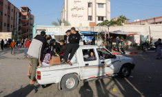 Des Palestiniens déplacés cherchent à rentrer chez eux à Khan Younis, dans le sud de la bande de Gaza, pendant la trêve de quatre jours scellée par Israël et le Hamas