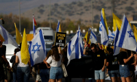 Manifestation pour une trêve à Gaza et la libération des otages, près du du kibboutz Amiad, dans le nord d'Israël, le 26 août 2025 ( AFP / Jalaa MAREY )
