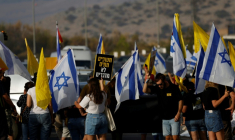 Manifestation pour une trêve à Gaza et la libération des otages, près du du kibboutz Amiad, dans le nord d'Israël, le 26 août 2025 ( AFP / Jalaa MAREY )