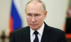 Le président russe Vladimir Poutine félicite les agents et les vétérans des services de sécurité par liaison vidéo à Moscou